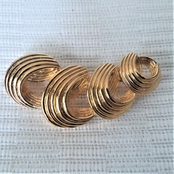 Vintage Brooch Gold Tone Swirls Hat Coat Pin Lapel Stylish 80's 90's Retro Y2K - Picture 1 of 2